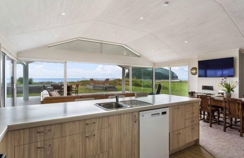 Whangamata House | Seaview Beachfront Escape
