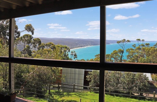 Lorne House | Seaview Cottage - Perfect for couples or families, with beaches and trails nearby!
