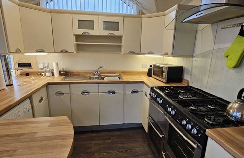 Cylch-Y-Garn Ski Chalet | Seaview Lodge Chalet Church Bay - sleeps 4 guests in 2 bedrooms