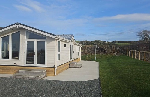 Cylch-Y-Garn Ski Chalet | Seaview Lodge Chalet Church Bay - sleeps 4 guests in 2 bedrooms