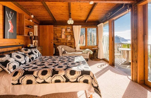 Waiwera Cabin | Seaview room on the cliff, only 7 minutes from Orewa town.