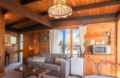 Waiwera Cabin | Seaview room on the cliff, only 7 minutes from Orewa town.