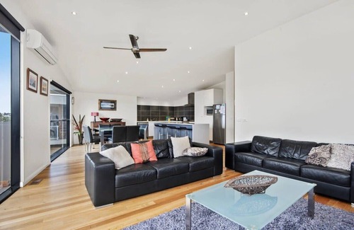 Jan Juc House | Seaview Sanctuary: Jan Juc Stay with Ocean Views
