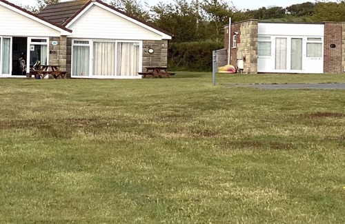 Freshwater House | SEAVIEW self-catering coastal bungalow in rural West Wight