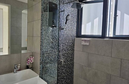 Downtown Kota Kinabalu Condo | Seaview Suite@The shore in City-nearby Central market & waterfront restaurants
