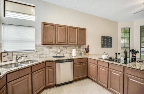 Braun's Farm House | SeaWorld/La Cantera/Six Flags/w game room