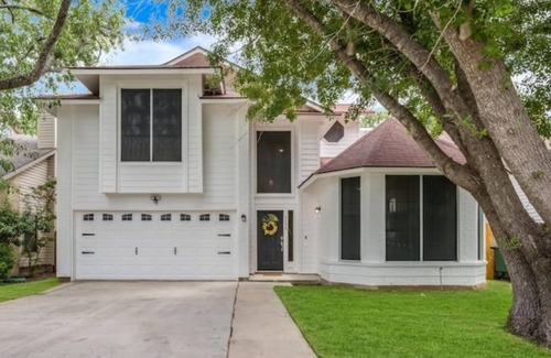 Braun's Farm House | SeaWorld/La Cantera/Six Flags/w game room