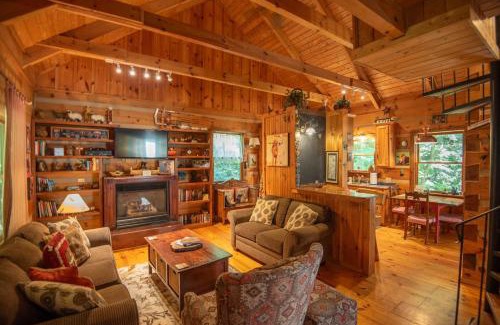 West Jefferson House | Secluded 2 Bd Cabin- Firepit, Hot Tub, Dogs OK, Sleeps 6