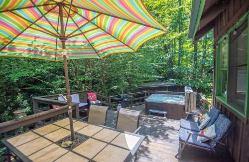 West Jefferson House | Secluded 2 Bd Cabin- Firepit, Hot Tub, Dogs OK, Sleeps 6