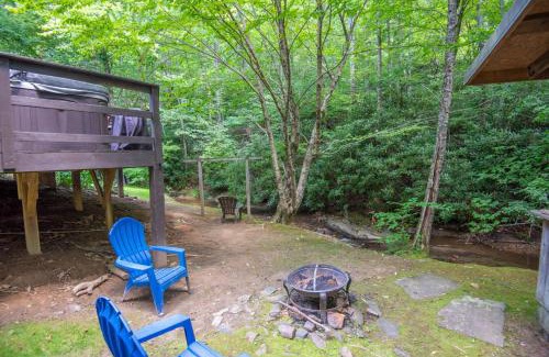 West Jefferson House | Secluded 2 Bd Cabin- Firepit, Hot Tub, Dogs OK, Sleeps 6