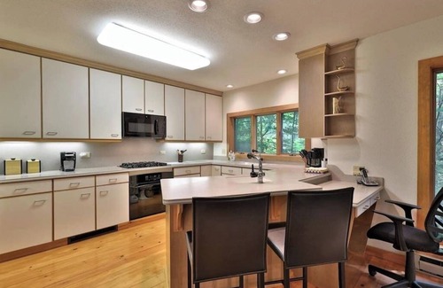 Plymouth House | Secluded 2600 sq ft home 15 min from Okemo+Killington