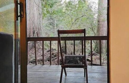 Hoodsport Cabin | Secluded 2BR Forest Lake Retreat with Hot Tub
