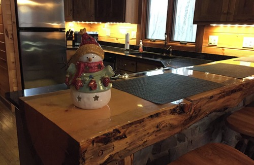 Warsaw Cabin | Secluded 3-bedroom cabin on 42 wooded acres with fishing pond, AC, WiFi