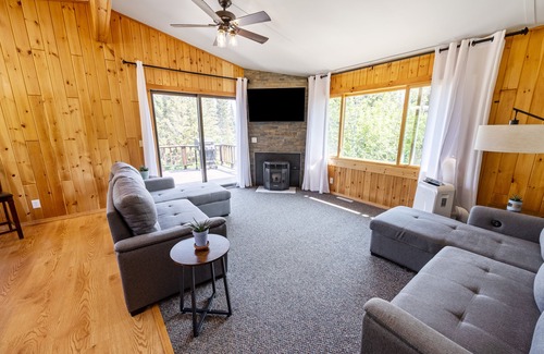 Grand Marais House | Secluded 3 BR cabin with deck near Grand Marais and Lutsen! Pets are welcome!