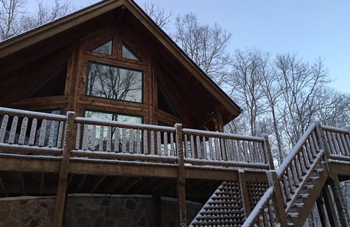 Metamora Cabin | Secluded 4 bed 4 bath Cabin with Fire Pit, Hot Tub, and relaxing surroundings!