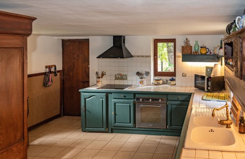 Les Eyzies House | Secluded 5 Bedroom Woodland Villa with Pool