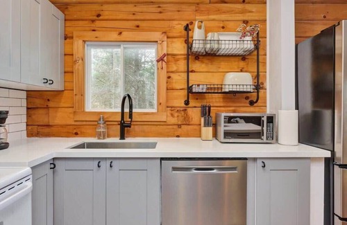 Frontenac House | Secluded and beautiful wooded waterfront retreat