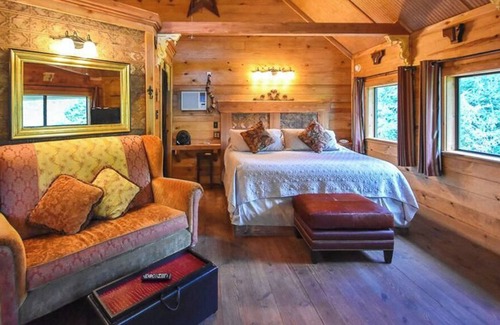 Brenham Cabin | Secluded and Cozy Romantic Cabin with Hot Tub at Scenic Hill Retreat
