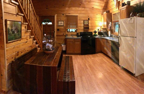 Stanton Cabin | Secluded cabin in Red River Gorge with a Hot Tub and wi-fi