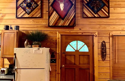 Stanton Cabin | Secluded cabin in Red River Gorge with a Hot Tub and wi-fi