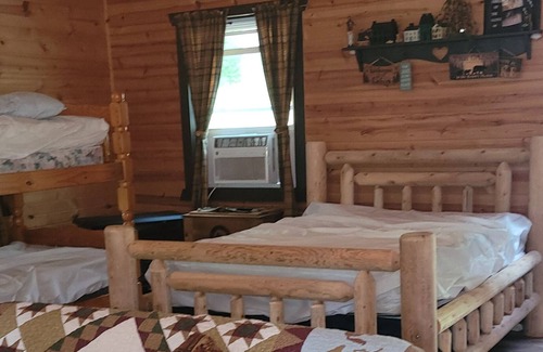 Chillicothe Cabin | Secluded cabin on private lake