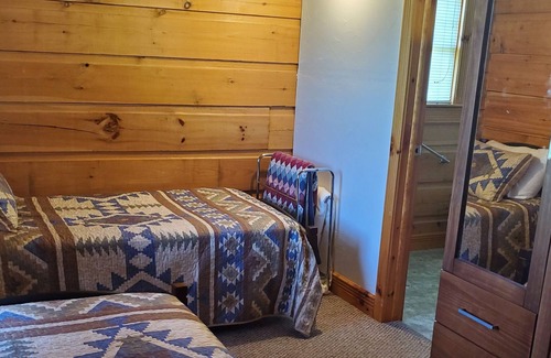 Uniontown Cabin | Secluded cabins with fishing pond on the Mississippi River Hills Wine Trail