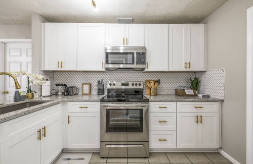 Gainesville House | Secluded, cheerful, no steps, Road Atlanta!
