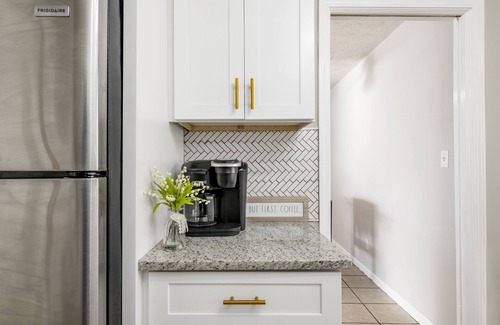 Gainesville House | Secluded, cheerful, no steps, Road Atlanta!