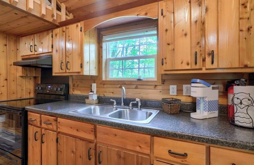 Carbon Hill Cottage | Secluded cottage 3 miles from Old Man's Cave