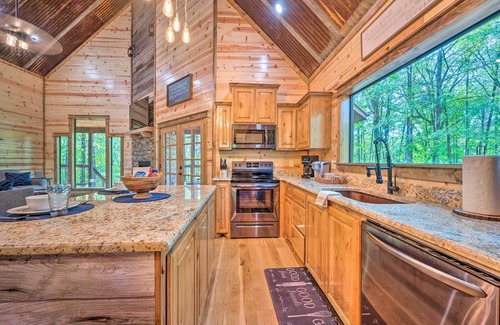 Broken Bow Cabin | Secluded! Couples/Family Cabin, 1Br; 1 Lux Bth: Bunkroom, Sleeps 4, Hot Tub