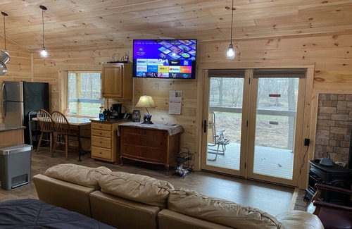 Oriskany Cabin | Secluded Couple’s one bedroom creek view cabin on Craigs Creek in Oriskany Va.