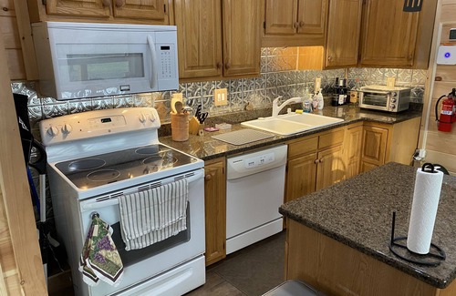 Oriskany Cabin | Secluded Couple’s one bedroom creek view cabin on Craigs Creek in Oriskany Va.