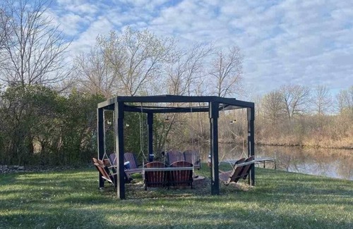 Brooklyn Cottage | Secluded & cozy Vineyard Lake channel front cottage in Irish Hills- 5 Min to MIS