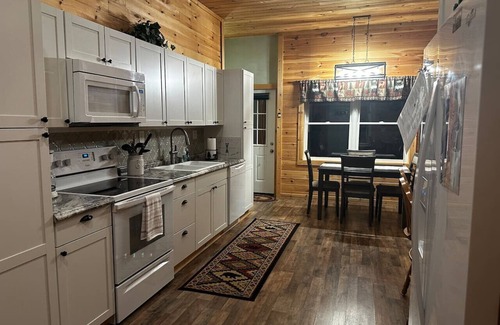 Accident Cabin | Secluded Deep Creek Lake with Spa near WISP Ski