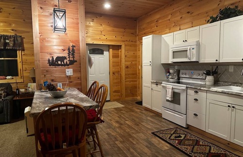 Accident Cabin | Secluded Deep Creek Lake with Spa near WISP Ski