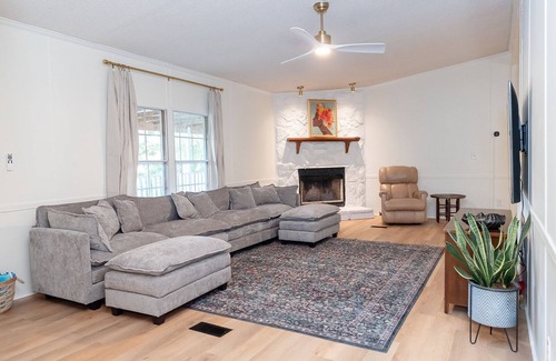 Selma House | Secluded downtown cozy cabin feel w/waterfront view of the Edmund Pettus Bridge