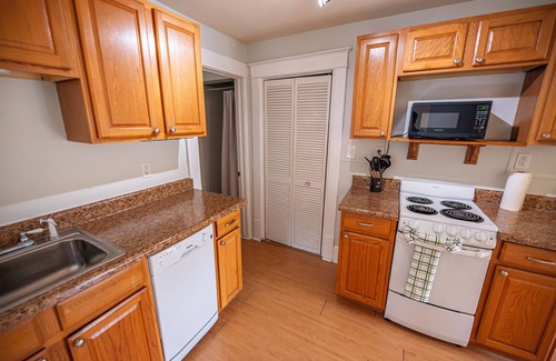 Thornton Park Apartment | Secluded Downtown Orlando Apt w/Lake Eola View, King Bed, and Free Parking