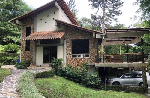 El Valle de Anton House | Secluded estate tucked within the tropical flora and fauna.