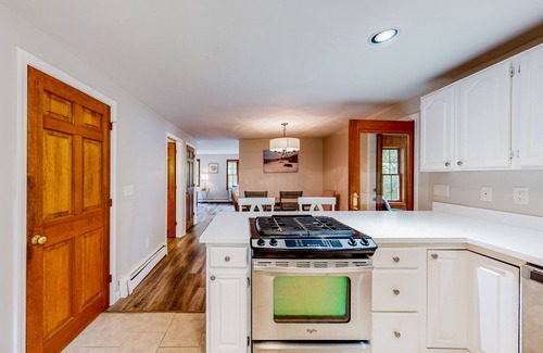 Harpswell House | Secluded getaway on the sound with high-speed WiFi, deck & full kitchen