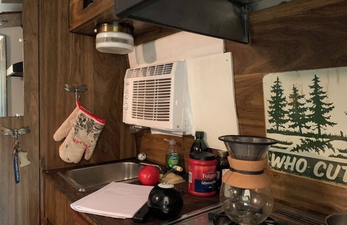 Ocean View House | Secluded glamping, AC, full bath, 7 minutes to beaches, Jacuzzi, pet-friendly