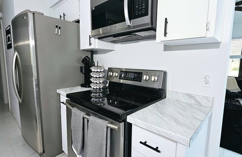 Crystal River House | Secluded Grotto with pool and hot tub! — Only 20 minutes from the beach! Pets ok