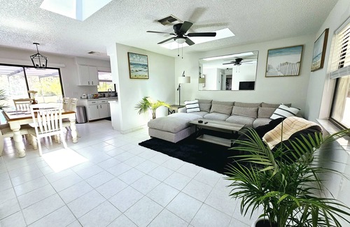 Crystal River House | Secluded Grotto with pool and hot tub! — Only 20 minutes from the beach! Pets ok