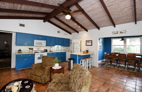 Vanderpool House | Secluded hilltop cabin, Lost Maples Park, private river access, hot tub & peace!