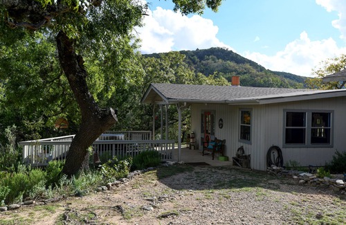Vanderpool House | Secluded hilltop cabin, Lost Maples Park, private river access, hot tub & peace!