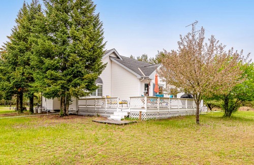 New Lisbon House | Secluded home on 1.5 acres with fast WiFi, deck, fireplace & AC - close to lake