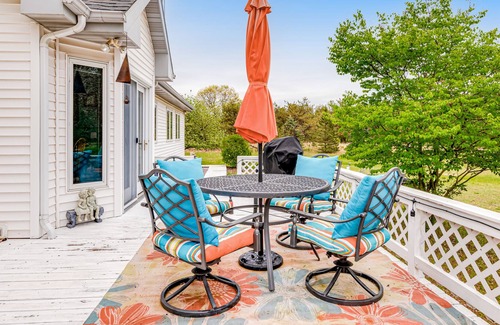 New Lisbon House | Secluded home on 1.5 acres with fast WiFi, deck, fireplace & AC - close to lake