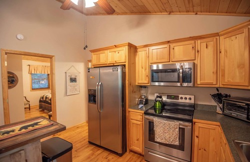 Piney Creek Cabin | Secluded + HOT TUB + 5 mins to State Park