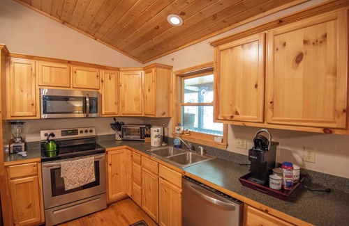 Piney Creek Cabin | Secluded + HOT TUB + 5 mins to State Park