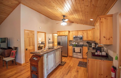 Piney Creek Cabin | Secluded + HOT TUB + 5 mins to State Park