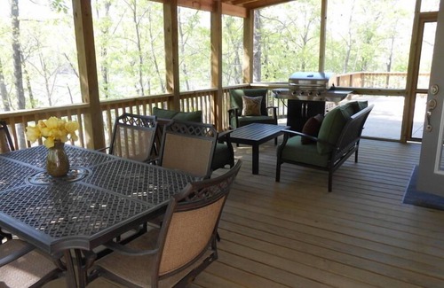 Edgemont House | Secluded lakefront estate sleeps 12 just steps from the water